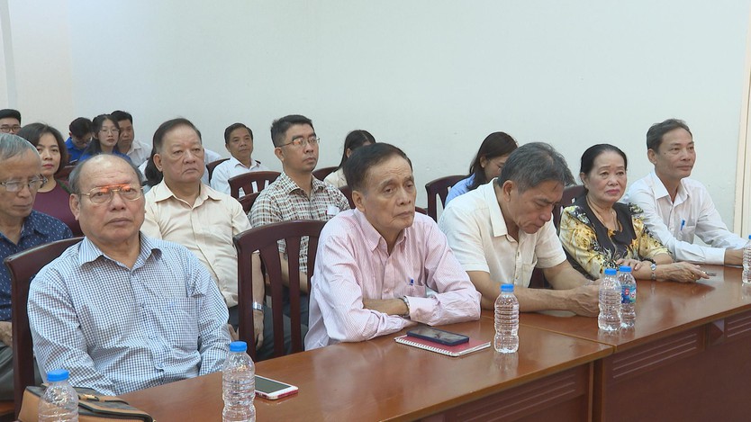 Phường Bến Thành trao tặng Huy hiệu Đảng, kỷ niệm 108 năm Cách mạng Tháng Mười Nga  - Ảnh 2.