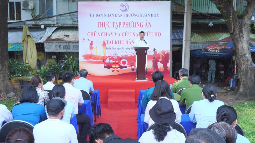 Phường Xuân Hòa diễn tập phương án chữa cháy và cứu nạn, cứu hộ tại khu dân cư - Ảnh 3.