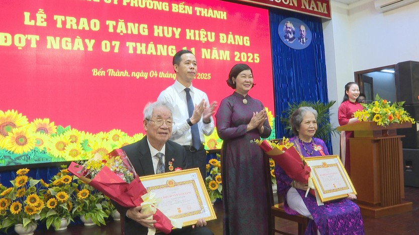 Phường Bến Thành trao tặng Huy hiệu Đảng, kỷ niệm 108 năm Cách mạng Tháng Mười Nga  - Ảnh 5.