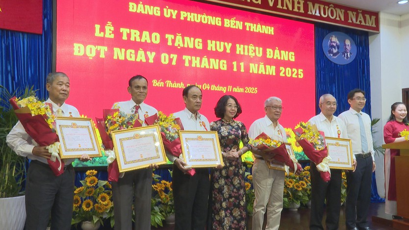 Phường Bến Thành trao tặng Huy hiệu Đảng, kỷ niệm 108 năm Cách mạng Tháng Mười Nga  - Ảnh 6.