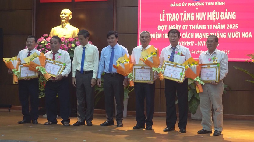 Trang trọng lễ kỉ niệm 108 năm Cách mạng Tháng Mười Nga tại phường Tam Bình - Ảnh 4.