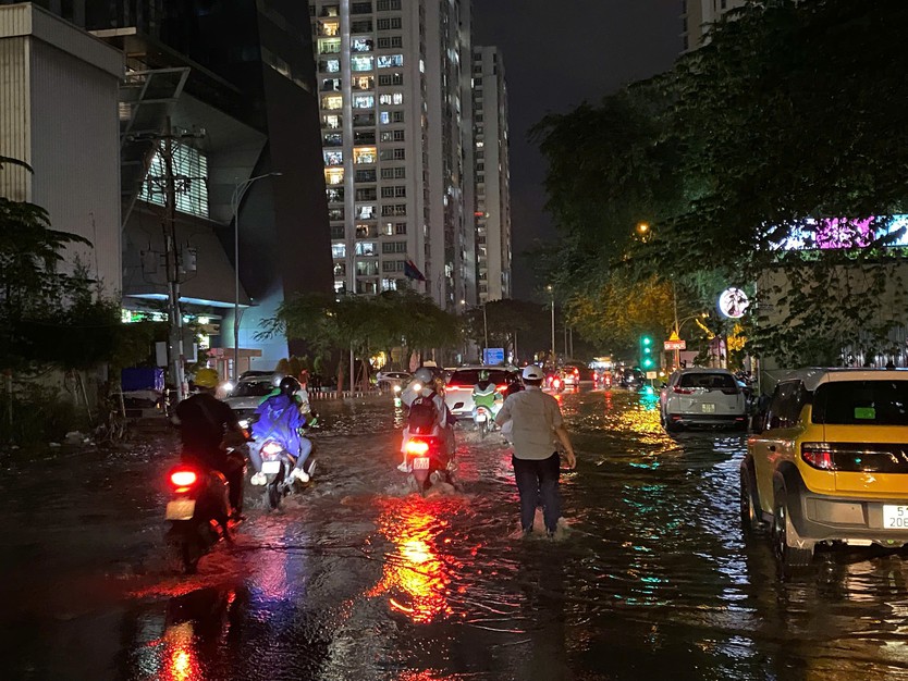 Người dân TP. Hồ Chí Minh vừa đối mặt “biển” nước do triều cường, mưa lớn vừa phải đối mặt… “biển” rác hậu ngập - Ảnh 2.