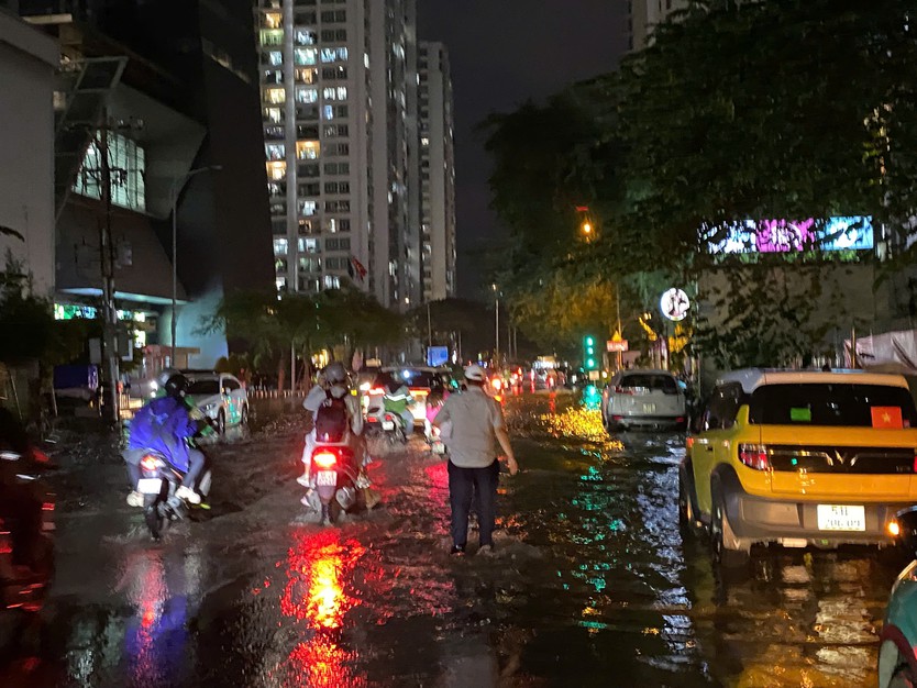 Triều cường dâng cao, nhiều tuyến đường ở TP. Hồ Chí Minh ngập sâu- Ảnh 1.