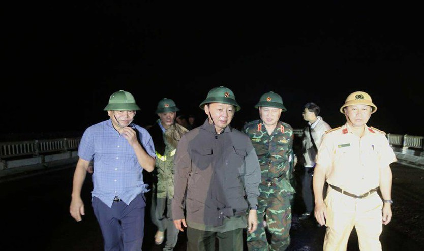 Phó Thủ tướng Trần Hồng Hà thị sát khu vực Quy Nhơn ngay trong đêm sau khi bão số 13 quét qua - Ảnh 1.
