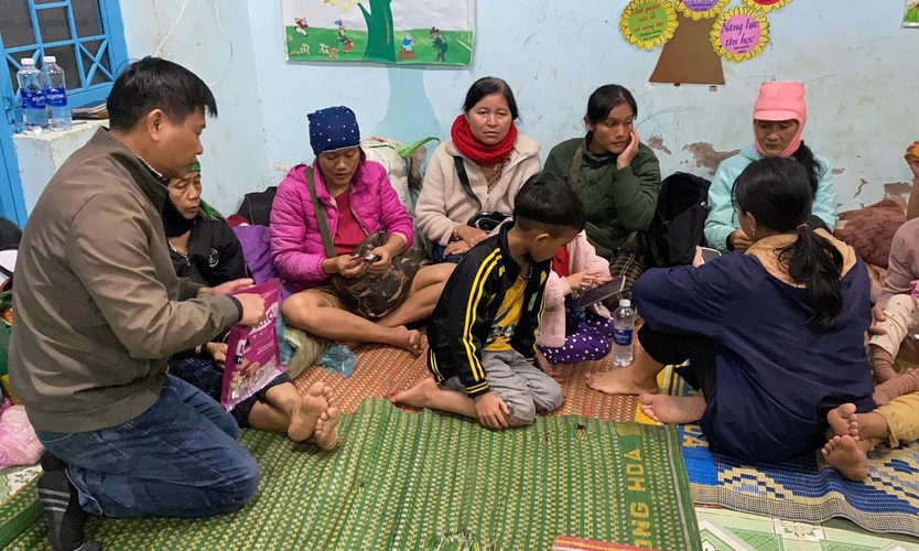 Bão Kalmaegi: Lũ lên rất nhanh trong đêm, hàng trăm nhà dân ngập sâu, nhiều nơi bị cô lập - Ảnh 7.