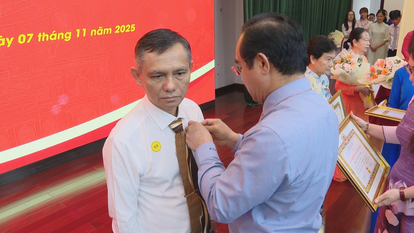 Đảng bộ UBND TP. Hồ Chí Minh trao Huy hiệu Đảng cho 32 đảng viên - Ảnh 4.