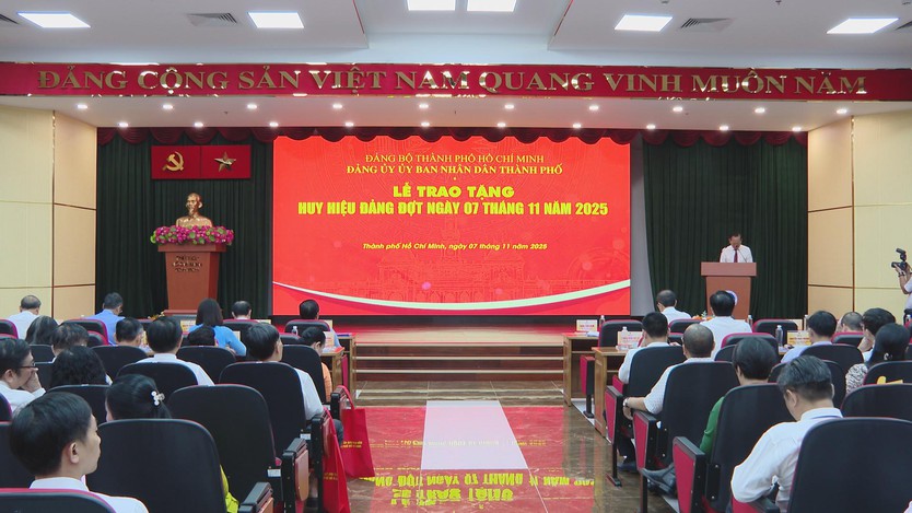 Đảng bộ UBND TP. Hồ Chí Minh trao Huy hiệu Đảng cho 32 đảng viên - Ảnh 2.