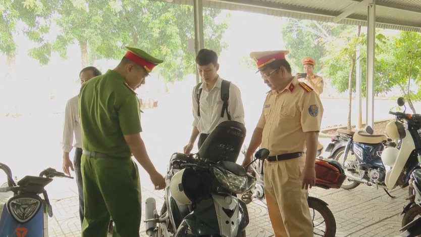 Kiểm tra, nhắc nhở học sinh chấp hành luật giao thông - Ảnh 5.