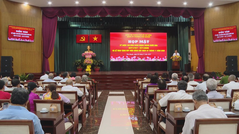 Lễ trao Huy hiệu Đảng cho các đảng viên tại phường Phú Nhuận - Ảnh 1.