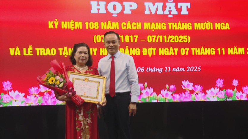 Lễ trao Huy hiệu Đảng cho các đảng viên tại phường Phú Nhuận - Ảnh 3.