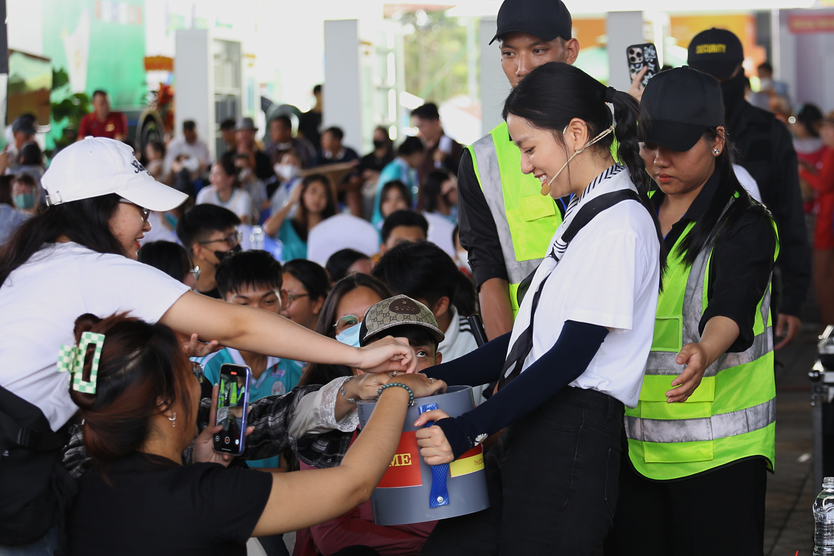 Mái ấm gia đình Việt: Hơn 300 triệu trao cho các em nhỏ khó khăn- Ảnh 4.