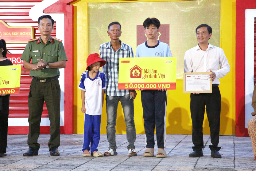 Mái ấm gia đình Việt: Hơn 300 triệu trao cho các em nhỏ khó khăn- Ảnh 2.