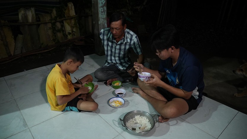 Văn Tính: Cha em mất một tay, mẹ qua đời sau 10 ngày sinh em trai - Mái ấm gia đình Việt - Ảnh 7.