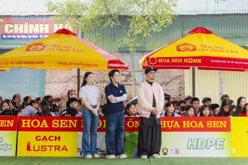 Khán giả Hà Nội đội mưa nán lại đến phút cuối cùng "Mái ấm gia đình Việt"- Ảnh 1.