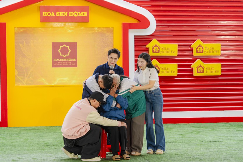 Khán giả Hà Nội đội mưa nán lại đến phút cuối cùng "Mái ấm gia đình Việt"- Ảnh 2.