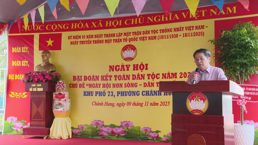 Lãnh đạo TP. Hồ Chí Minh trao tặng quà cho hộ gia đình khó khăn phường Chánh Hưng- Ảnh 1.
