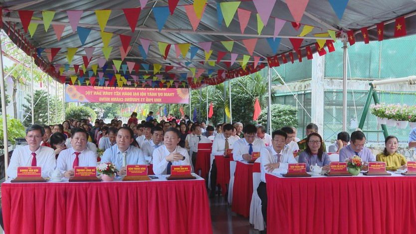 Lãnh đạo TP. Hồ Chí Minh trao tặng quà cho hộ gia đình khó khăn phường Chánh Hưng- Ảnh 2.