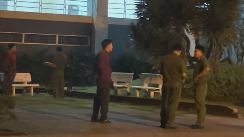 Thời sự trưa HTV ngày 9/11/2025 I Hàng ngàn dân Ly Sơn đón 3 người thoát chết trên biển kỳ diệu trở về- Ảnh 3.