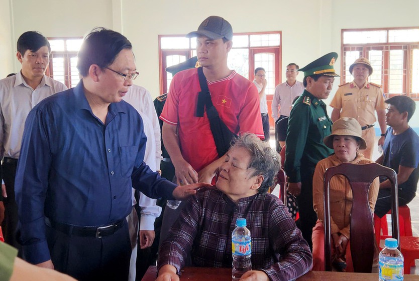 Phó Thủ tướng Hồ Quốc Dũng thăm, tặng quà người dân Gia Lai bị ảnh hưởng do bão số 13- Ảnh 1.