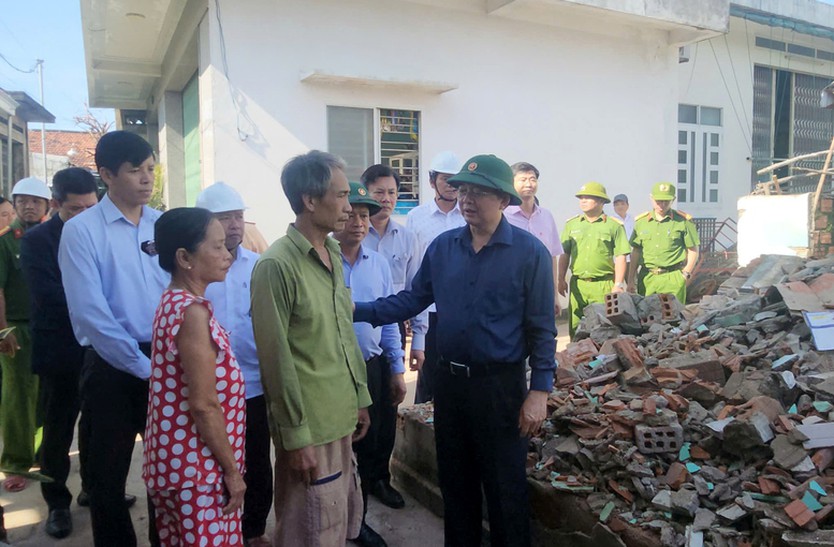 Phó Thủ tướng Hồ Quốc Dũng thăm, tặng quà người dân Gia Lai bị ảnh hưởng do bão số 13- Ảnh 3.
