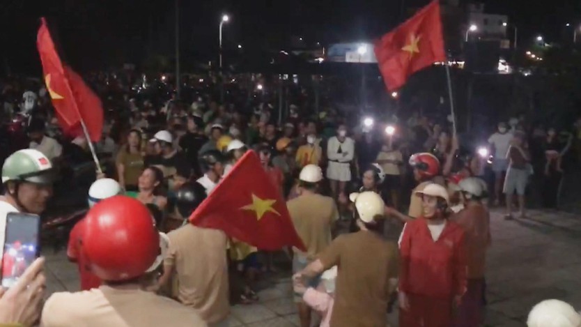 Hàng ngàn người dân Lý Sơn đón ba ngư dân trở về sau hành trình thoát chết kỳ diệu trên biển- Ảnh 1.