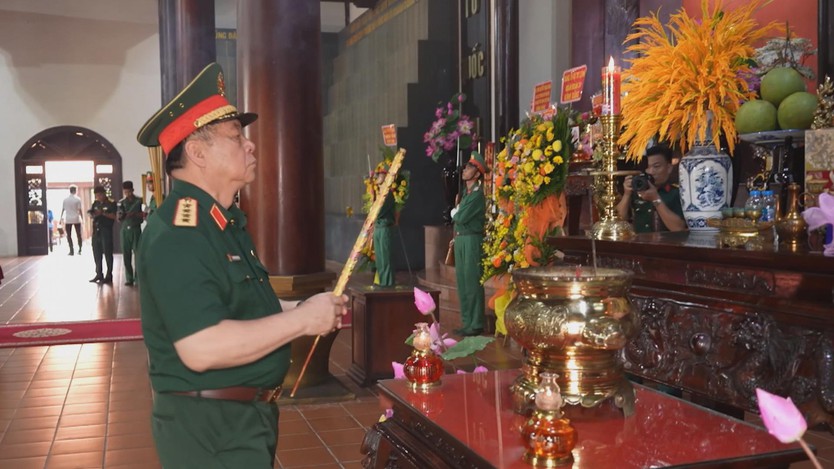 Đại tướng Nguyễn Trọng Nghĩa tưởng nhớ các liệt sĩ Quân đoàn 34- Ảnh 1.