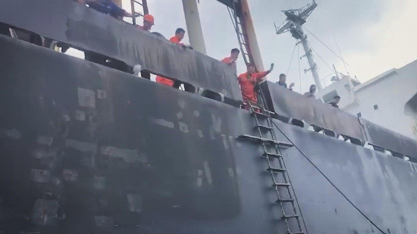 Hàng ngàn người dân Lý Sơn đón ba ngư dân trở về sau hành trình thoát chết kỳ diệu trên biển- Ảnh 4.