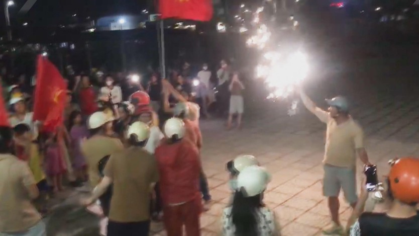 Thời sự trưa HTV ngày 9/11/2025 I Hàng ngàn dân Ly Sơn đón 3 người thoát chết trên biển kỳ diệu trở về- Ảnh 2.