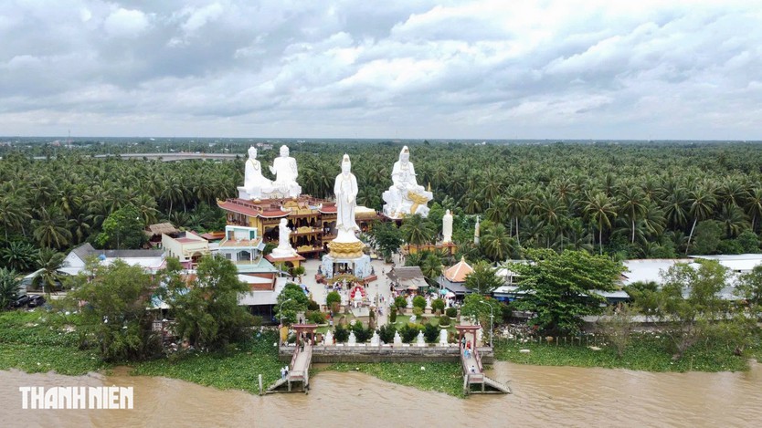 Chùa Mẹ Nam Hải nằm ngay ngã ba sông, được bao bọc bởi cây trái miệt vườn- Ảnh 1.