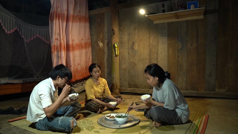 Em Hòa vượt nghịch cảnh, chăm mẹ và anh trai bệnh tâm thần - Mái ấm gia đình Việt- Ảnh 8.