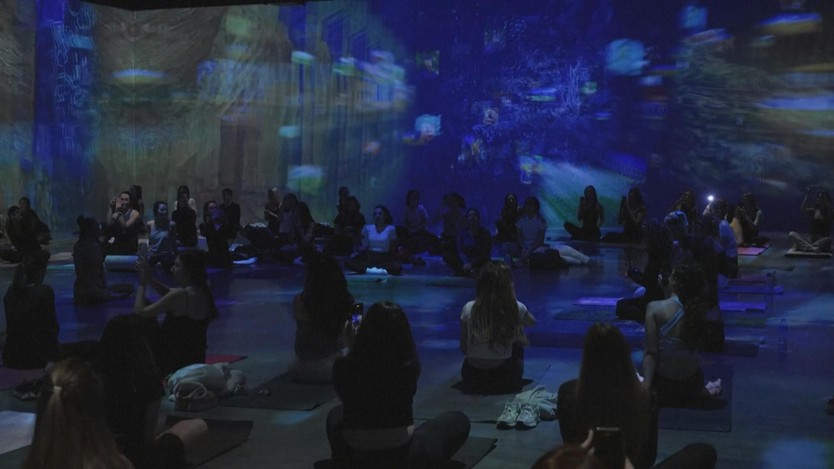 Yoga trong không gian nghệ thuật Van Gogh ở Istanbul - Ảnh 2.