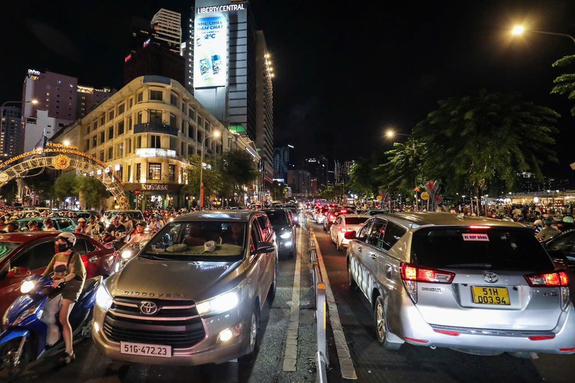 TP.HCM làm 2 cầu vượt cho người đi bộ 'thoát ải' vượt đường Tôn Đức Thắng- Ảnh 1.