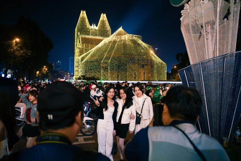 TP. Hồ Chí Minh “lên đèn”, người dân háo hức “lên đồ” đón Giáng sinh - Ảnh 2.