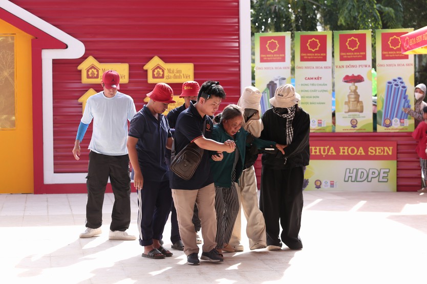 Mái ấm gia đình Việt: Gần 900 triệu đồng trao đi trong ngày đầu ghi hình tại Tây Ninh- Ảnh 13.