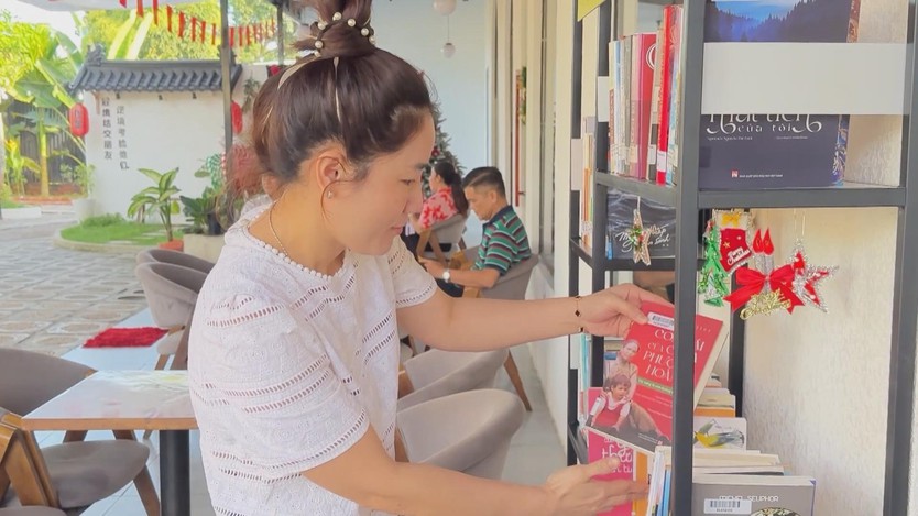“Tủ sách cà phê”: Đưa sách đến gần hơn với đời sống người dân- Ảnh 3.