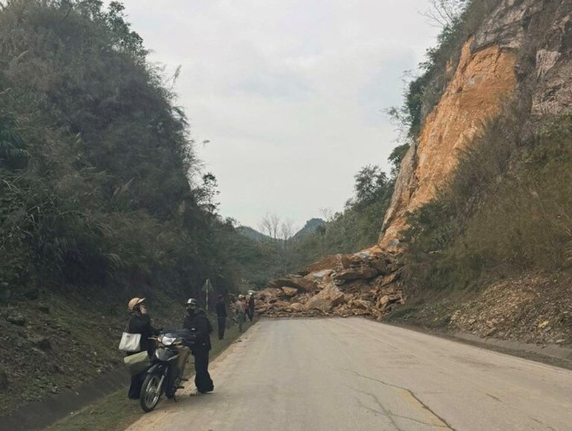 Sạt lở nghiêm trọng trên Quốc lộ 6, nghi đè trúng 2 xe máy- Ảnh 1.