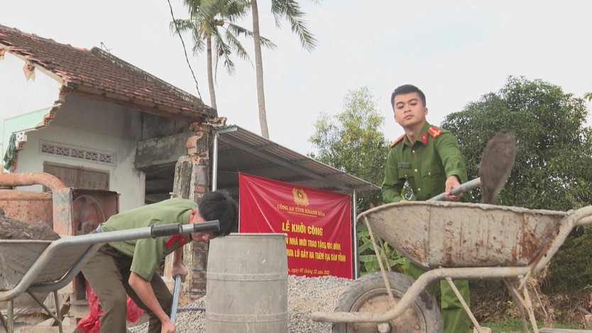 Lực lượng vũ trang “ăn ở cùng dân”, hỗ trợ xây sửa nhà sau lũ ở Khánh Hòa - Ảnh 5.