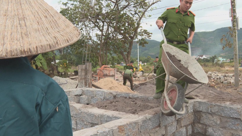 Lực lượng vũ trang “ăn ở cùng dân”, hỗ trợ xây sửa nhà sau lũ ở Khánh Hòa - Ảnh 7.
