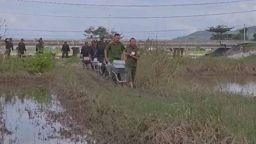 Lực lượng vũ trang “ăn ở cùng dân”, hỗ trợ xây sửa nhà sau lũ ở Khánh Hòa - Ảnh 9.