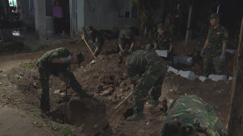 Lực lượng vũ trang “ăn ở cùng dân”, hỗ trợ xây sửa nhà sau lũ ở Khánh Hòa - Ảnh 4.