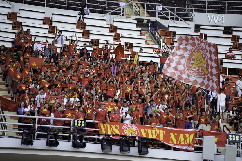 SEA Games 33: Bán kết bóng đá nam - Khán giả Việt bùng nổ cảm xúc trên sân Rajamangala  - Ảnh 5.