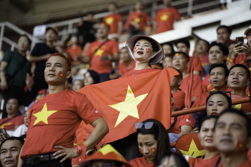 SEA Games 33: Bán kết bóng đá nam - Khán giả Việt bùng nổ cảm xúc trên sân Rajamangala  - Ảnh 2.
