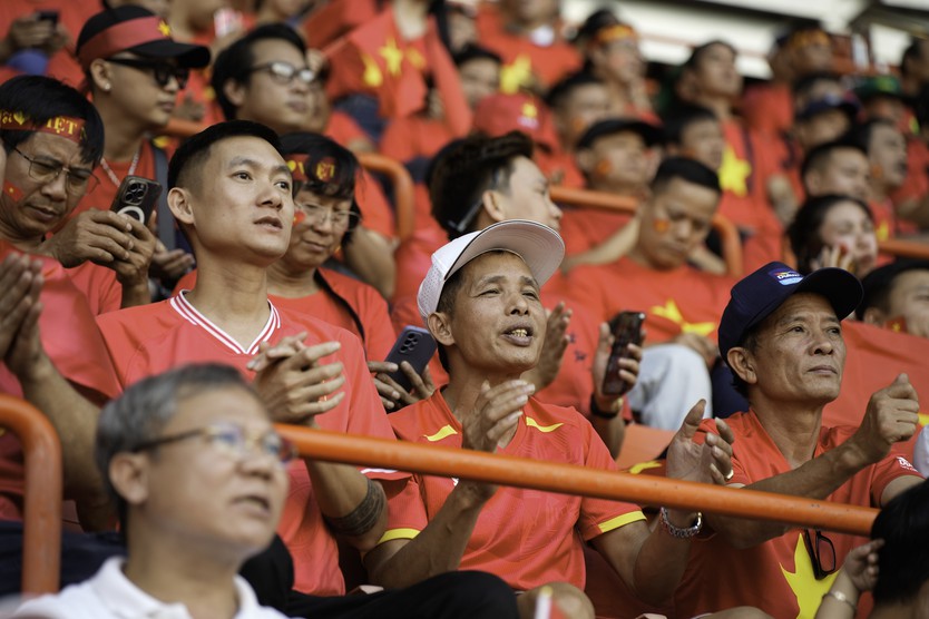SEA Games 33: Bán kết bóng đá nam - Khán giả Việt bùng nổ cảm xúc trên sân Rajamangala  - Ảnh 4.
