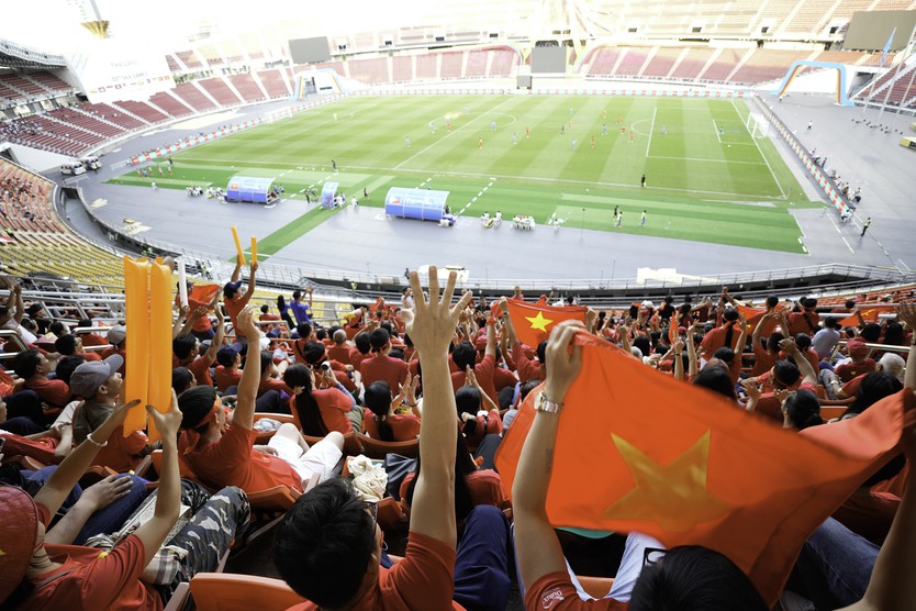 SEA Games 33: Bán kết bóng đá nam - Khán giả Việt bùng nổ cảm xúc trên sân Rajamangala  - Ảnh 17.