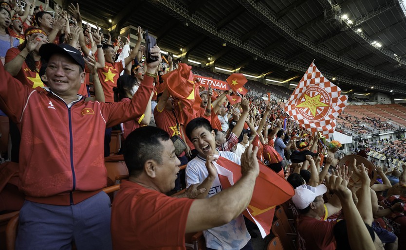 SEA Games 33: Bán kết bóng đá nam - Khán giả Việt bùng nổ cảm xúc trên sân Rajamangala  - Ảnh 16.