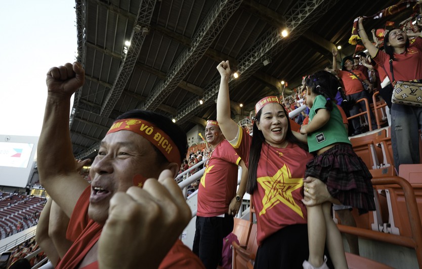 SEA Games 33: Bán kết bóng đá nam - Khán giả Việt bùng nổ cảm xúc trên sân Rajamangala  - Ảnh 15.