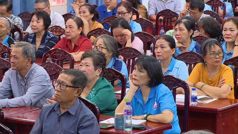 Cử tri kiến nghị nhiều vấn đề tại buổi tiếp xúc với tổ đại biểu quốc hội đơn vị số 5 - Ảnh 3.