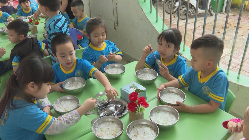 60 Giây ngày 02/12/2025 | Đảm bảo an toàn vệ sinh thực phẩm cho trẻ sau lũ lớn - Ảnh 2.