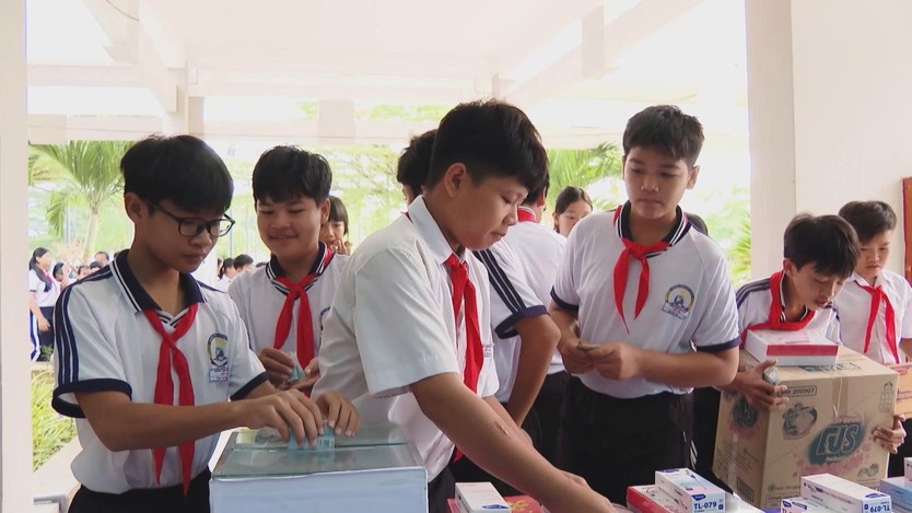 Học sinh TP. Hồ Chí Minh lan tỏa yêu thương, tiếp sức bạn miền Trung sau bão lũ - Ảnh 1.