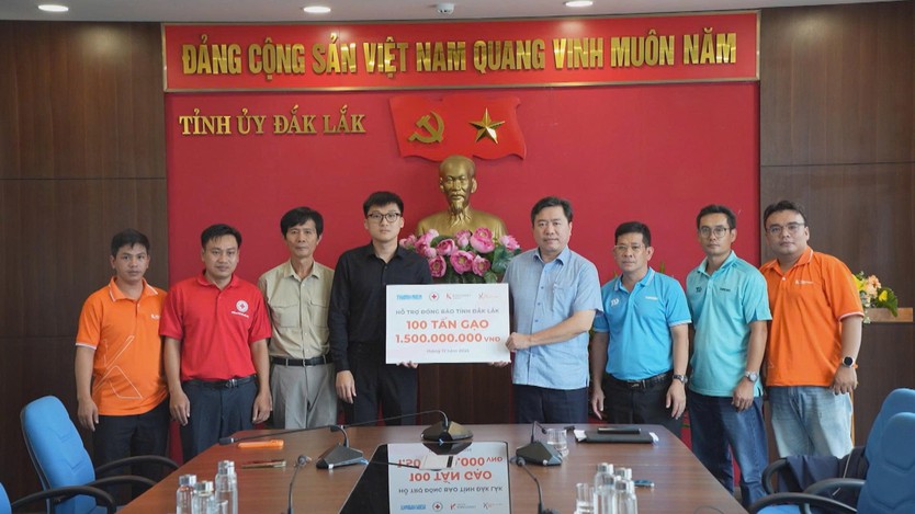 Quỹ “Khởi sự từ tâm” hỗ trợ 100 tấn gạo và học bổng cho trẻ mồ côi sau lũ tại Đắk Lắk - Ảnh 1.